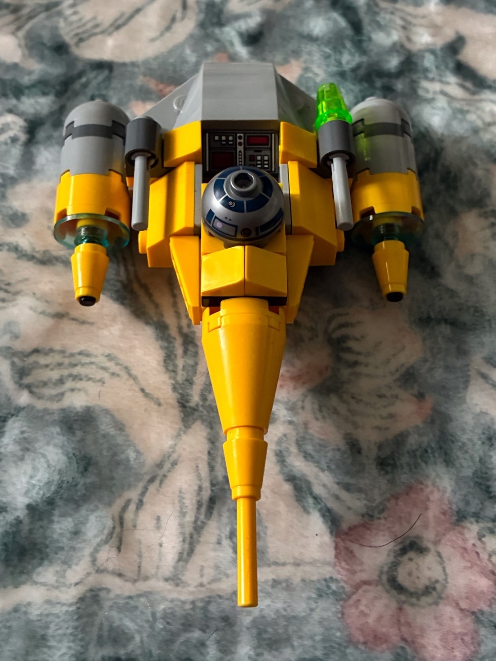 Lego Star Wars fighter with R2D2